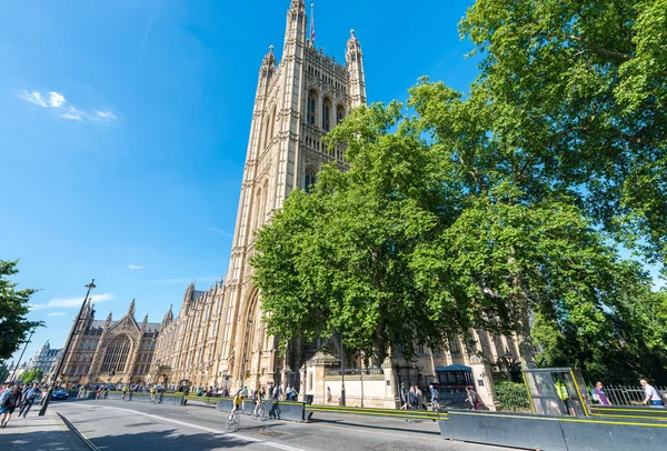 Londra - 2 Haziran 2015: Şehrin caddeleri boyunca turist yürüyüş. Londra — Stok fotoğraf