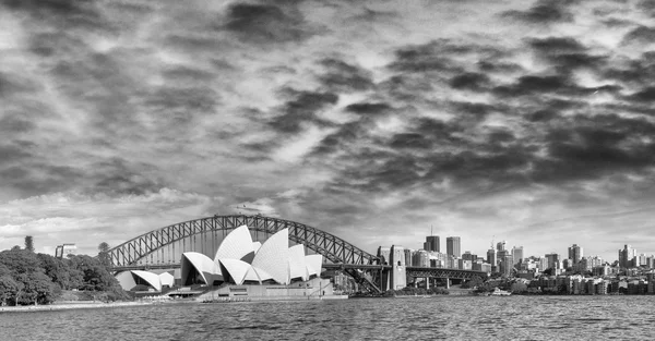 Vista panorámica en blanco y negro del puerto de Sydney — Foto de Stock