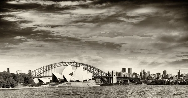 Vue panoramique en noir et blanc sur le port de Sydney — Photo