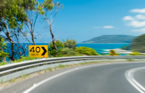 Camino a lo largo de la costa desde un coche en movimiento, visión borrosa — Foto de Stock