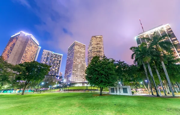 Downtown Miami i skymningen. Stadens byggnader mot himlen — Stockfoto