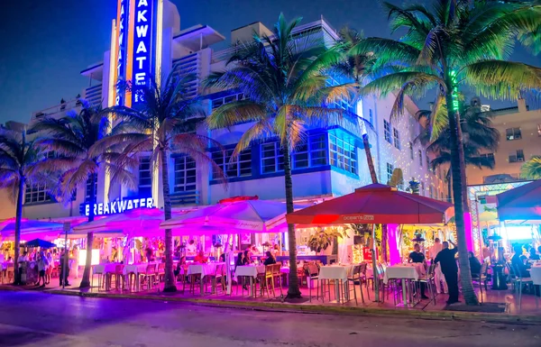 Miami Beach - 25 februari 2016: Ocean Drive i Miami Beach på n — Stockfoto