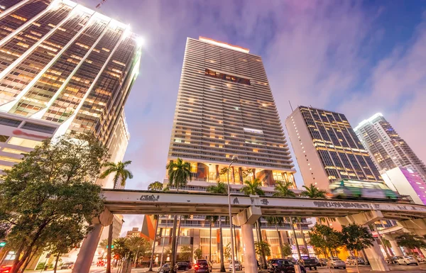 Downtown Miami alacakaranlıkta. Şehir binalar gökyüzüne karşı — Stok fotoğraf