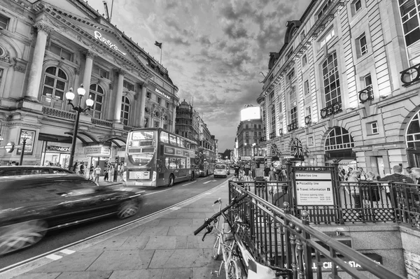 LONDON - MAY 15, 2015: Tourists and locals around Piccadilly Cir — Stock Photo, Image