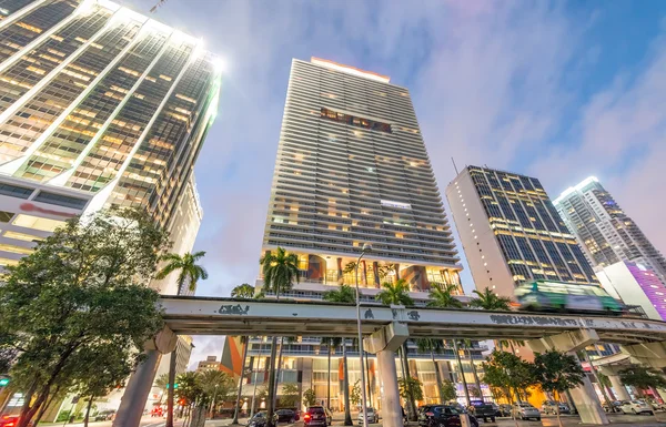 Calles y Edificios del Centro de Miami por la noche —  Fotos de Stock