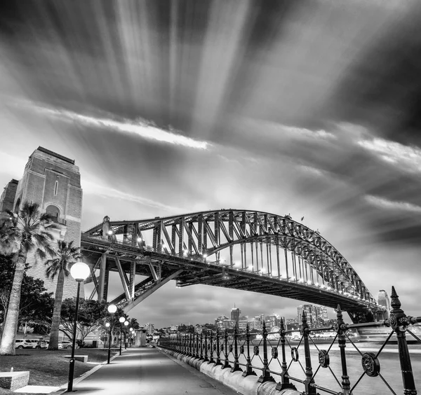 Sydney, New South Wales. Geweldige zonsondergang uitzicht op Harbour Bridge — Stockfoto