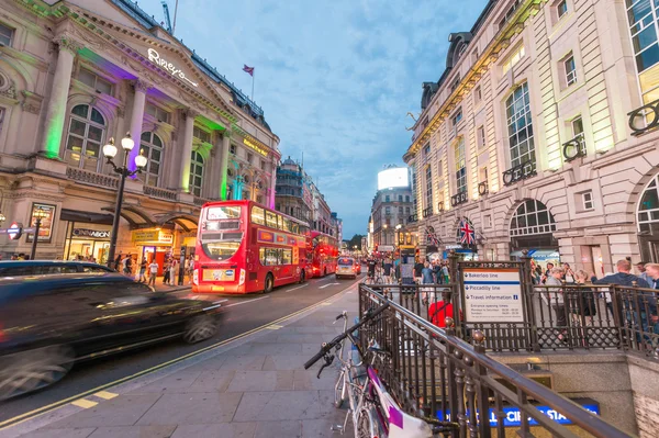 London - 15 maj 2015: Turister och lokalbefolkning runt Piccadilly Cir — Stockfoto