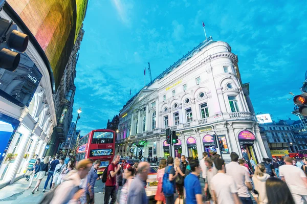 LONDON - 15 Mei 2015: Wisatawan dan penduduk setempat di sekitar Piccadilly Cir — Stok Foto