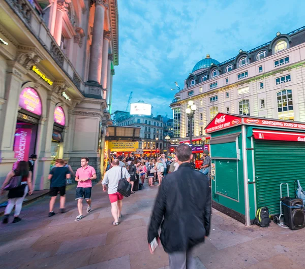 Londen - 15 mei 2015: Toeristen en locals rond Piccadilly Cir — Stockfoto