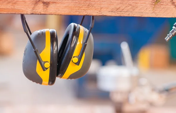 Beschermende hoofdtelefoon in industriële fabriek — Stockfoto