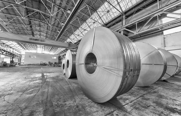 Bobinas de acero dentro de una fábrica — Foto de Stock