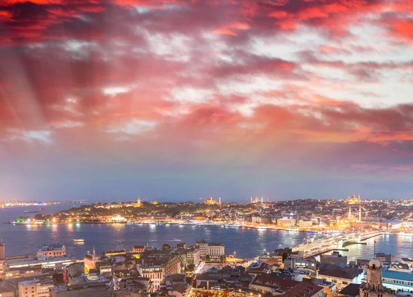 Istanbul Nacht Luftaufnahme mit Moscheen der Stadt — Stockfoto