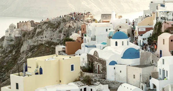 伊亚、 希腊-2014 年 5 月 12 日 ︰ 游客等待著名的夕阳 — 图库照片