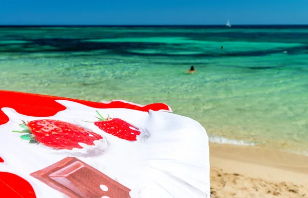 Colourful umbrella on a beautiful beach — Stock Photo, Image