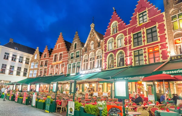 Bruges, Belgien - 22. März 2015: Nachtansicht von dekorierten und — Stockfoto