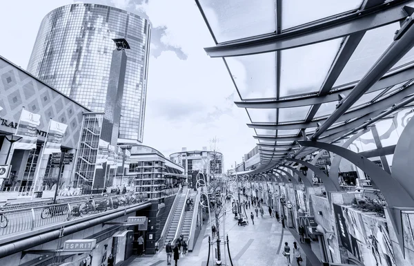 ROTTERDAM - April 10, 2015: Wisatawan di sepanjang jalan kota. Putar — Stok Foto