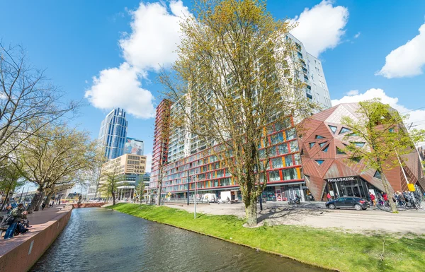 Rotterdam - 10 April 2015: Turister längs stadens gator. Rotterd — Stockfoto