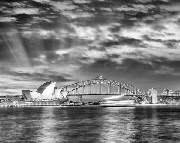 Sydney, New South Wales. Fantastisk solnedgång utsikt över Harbour Bridge — Stockfoto