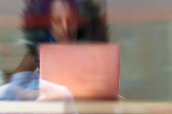Verschwommenes Bild einer Frau, die mit modernem Laptop arbeitet — Stockfoto