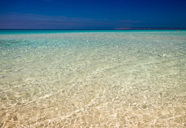 Türkisfarbenes Wasser der tropischen Insel — Stockfoto