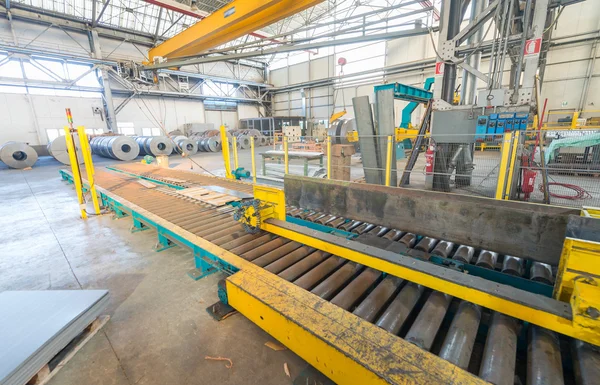 Máquina de laminación para el transporte de bobinas de acero — Foto de Stock