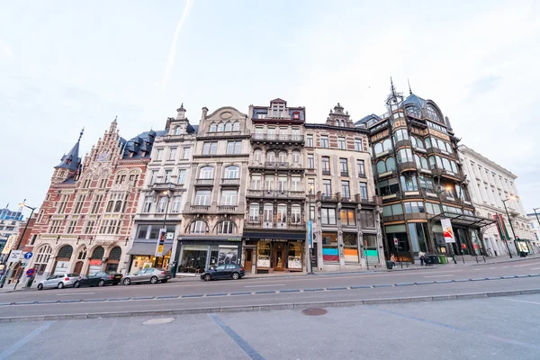 BRUXELLES - 1 de mayo de 2015: Turistas y lugareños por las calles de la ciudad . —  Fotos de Stock