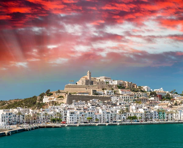 Západ slunce nad přístavu Ibiza, Španělsko — Stock fotografie