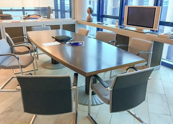 Stühle im Konferenzraum — Stockfoto