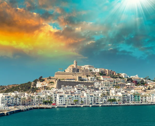 Zonsondergang over de haven van Ibiza, Spanje — Stockfoto