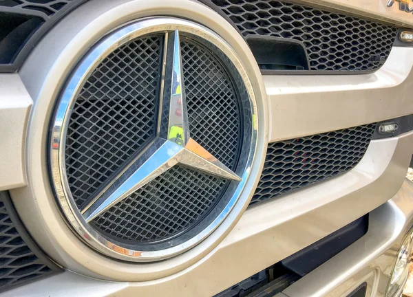 AREZZO, ITALIA - 20 ENE 2016: Mercedes Benz Sign Close-Up. Merce. — Foto de Stock