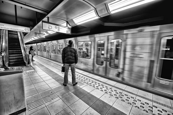 BRUXELLES - 1er MAI 2015 : Intérieur de la station de métro. Le système de métro — Photo