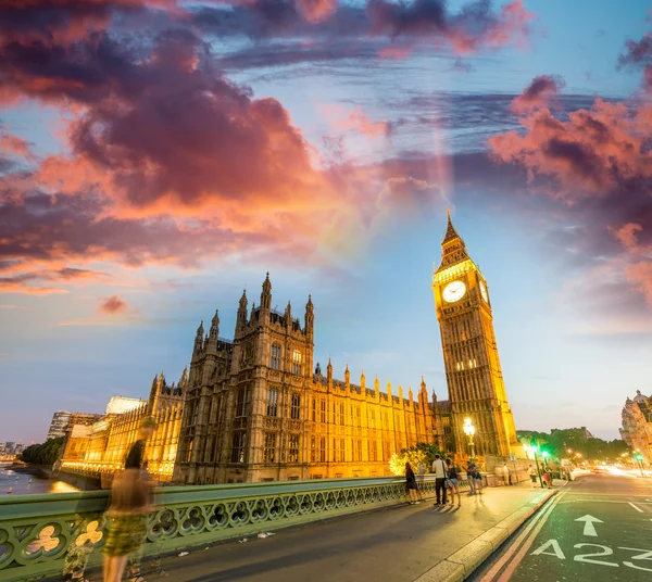 V Londýně. Westminster provoz v noci — Stock fotografie