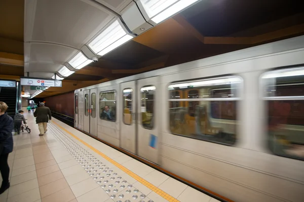 BRUXELLES - 1er MAI 2015 : Intérieur de la station de métro. Le système de métro — Photo