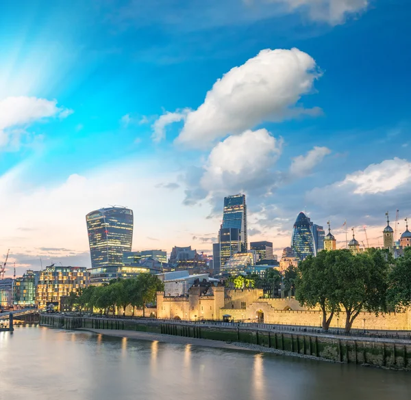 伦敦日落时分沿着泰晤士河的天际线 — 图库照片