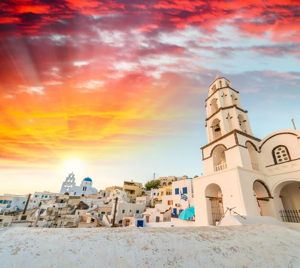 Paesaggio urbano di Santorini al tramonto — Foto Stock