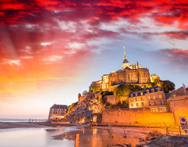 Impresionante puesta de sol sobre Mont Saint Michel, Francia — Foto de Stock