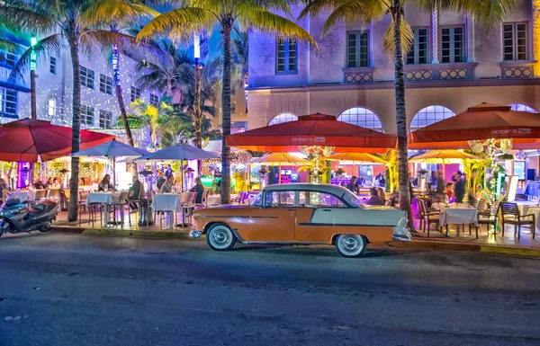 MIAMI BEACH - 25 DE FEBRERO DE 2016: Calles de Miami Beach por la noche — Foto de Stock