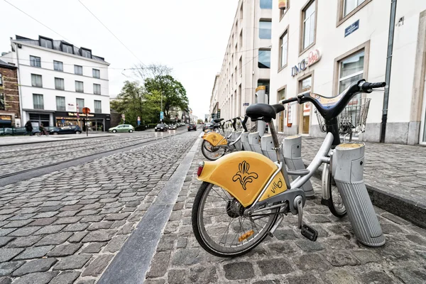 BRUXELLES - 1 de mayo de 2015: Aparcamiento público para bicicletas. Ir en bicicleta es un —  Fotos de Stock