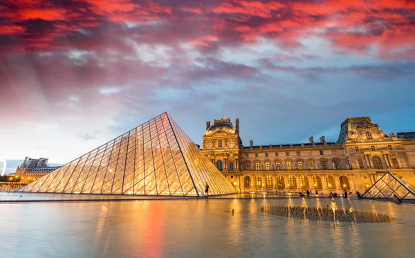 PARIS - JUNHO 17, 2014: Belo pôr-do-sol sobre o Museu do Louvre archi — Fotografia de Stock