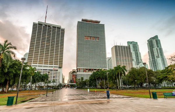 Downtown Miami alacakaranlıkta. Şehir binalar gökyüzüne karşı — Stok fotoğraf