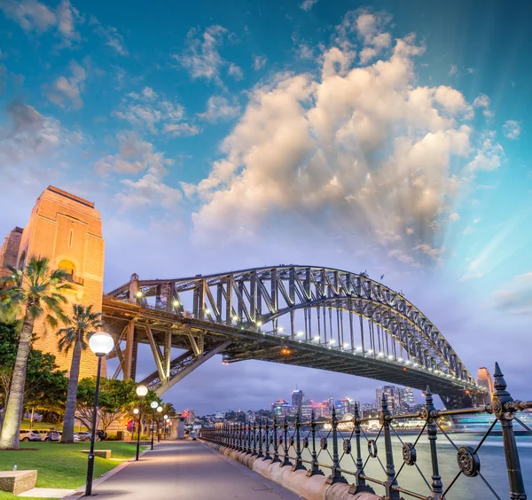 Piękny zachód słońca w Sydney Harbour Bridge — Zdjęcie stockowe