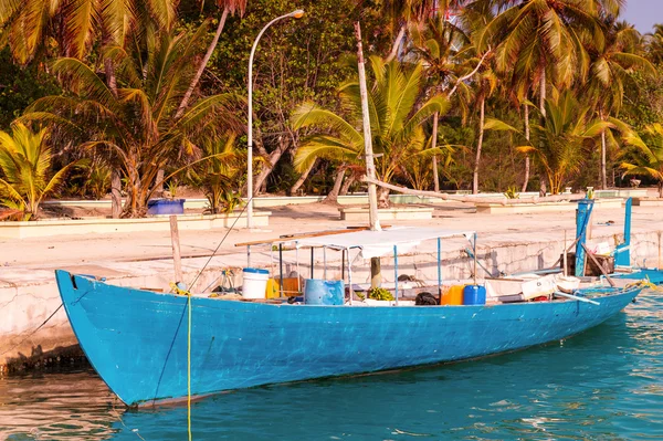 Boot auf Malediven-Insel — Stockfoto