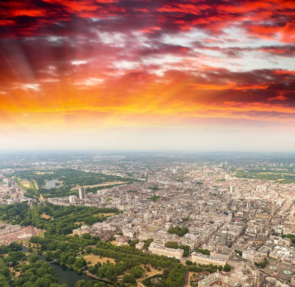 Flygfoto över London. Stadsbilden i solnedgången — Stockfoto