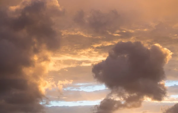 Beau ciel orange au coucher du soleil — Photo