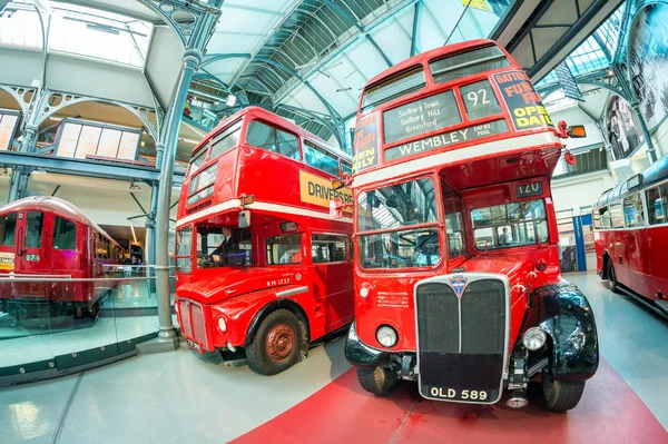 LONDRES - 2 de julio de 2015: Viejos autobuses de dos pisos en el transporte — Foto de Stock