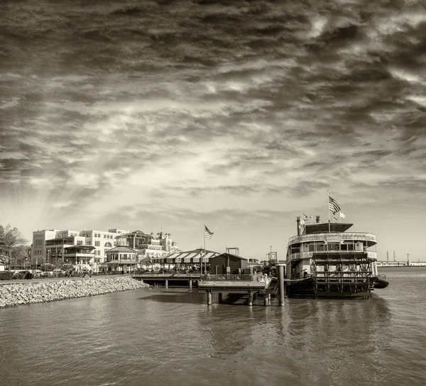 Barco de vapor en el río Misuri en Nueva Orleans — Foto de Stock