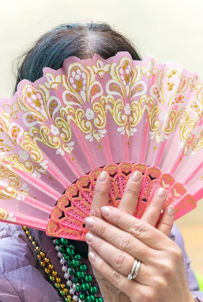 Femme tenant fan japonais — Photo