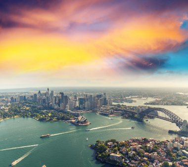 Sydney Harbour, helikopter görünümü üzerinden günbatımı