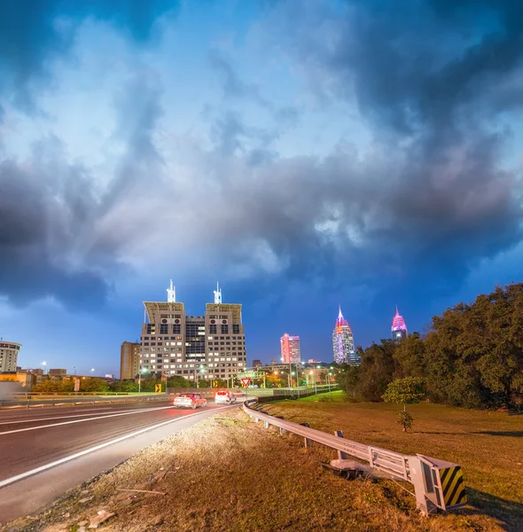 Lindos skyline moderno de Mobile ao entardecer, Alabama — Fotografia de Stock