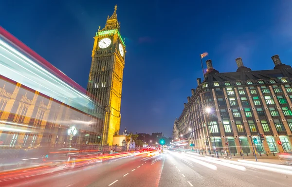 Vista nocturna de Westminster con Big Ben - Londres, Reino Unido — Foto de Stock